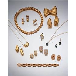 A BEAN PENDANT ON CHAIN AND A PAIR OF MATCHING EARCLIPS