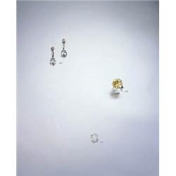 A FINE PAIR OF DIAMOND EARPENDANTS