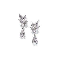 A MAGNIFICENT PAIR OF DIAMOND EARPENDANTS