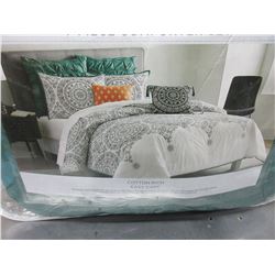 New Queen Comforter/2 pillows / shams are not in set/ comforter & pillows only