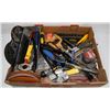 Image 1 : FLAT OF ASSORTED TOOLS.