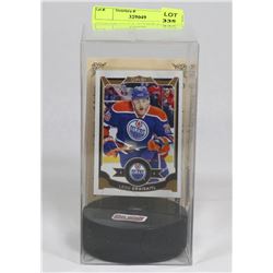 LEON DRAISAITL ROOKIE CARD AND PUCK HOLDER.