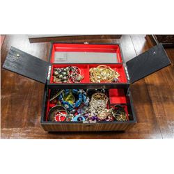 VINTAGE 1960S MUSICAL ORIENTAL STYLE JEWELLERY