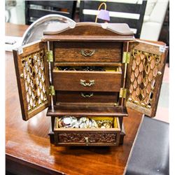 VINTAGE MUSICAL JEWELLERY BOX WITH 2 DOOR LATICE