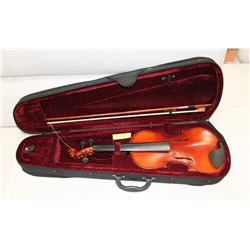 VIOLIN AND BOW IN CASE VIOLIN NEEDS NEW STRINGS