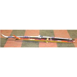 PAIR OF CROSS COUNTRY SKIS.