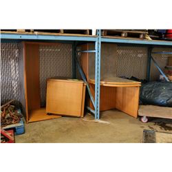 LOT WITH 2 DESKS AND 4 CORNER PIECES