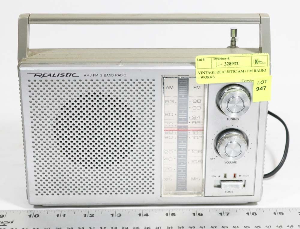 VINTAGE REALISTIC AM / FM RADIO - WORKS