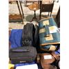 Image 5 : 4 cameras w/newer camera bags