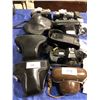 Image 1 : Grouping of vintage cameras