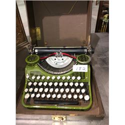 Underwood portable typewriter in cas (mint condition) 1916-1918