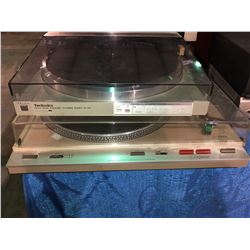 Techniques D-Drive and Luxman beltdrive turn table
