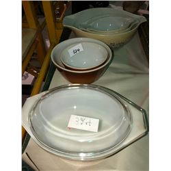 6 pieces of Pyrex bowls1950's and casserole dish