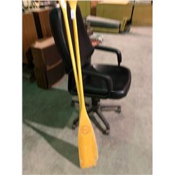 2 canoe paddles