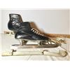 Image 1 : VINTAGE, BAUER SIZE 7W LADIES LEATHER SPEED SKATES, VERY SUPPLE.