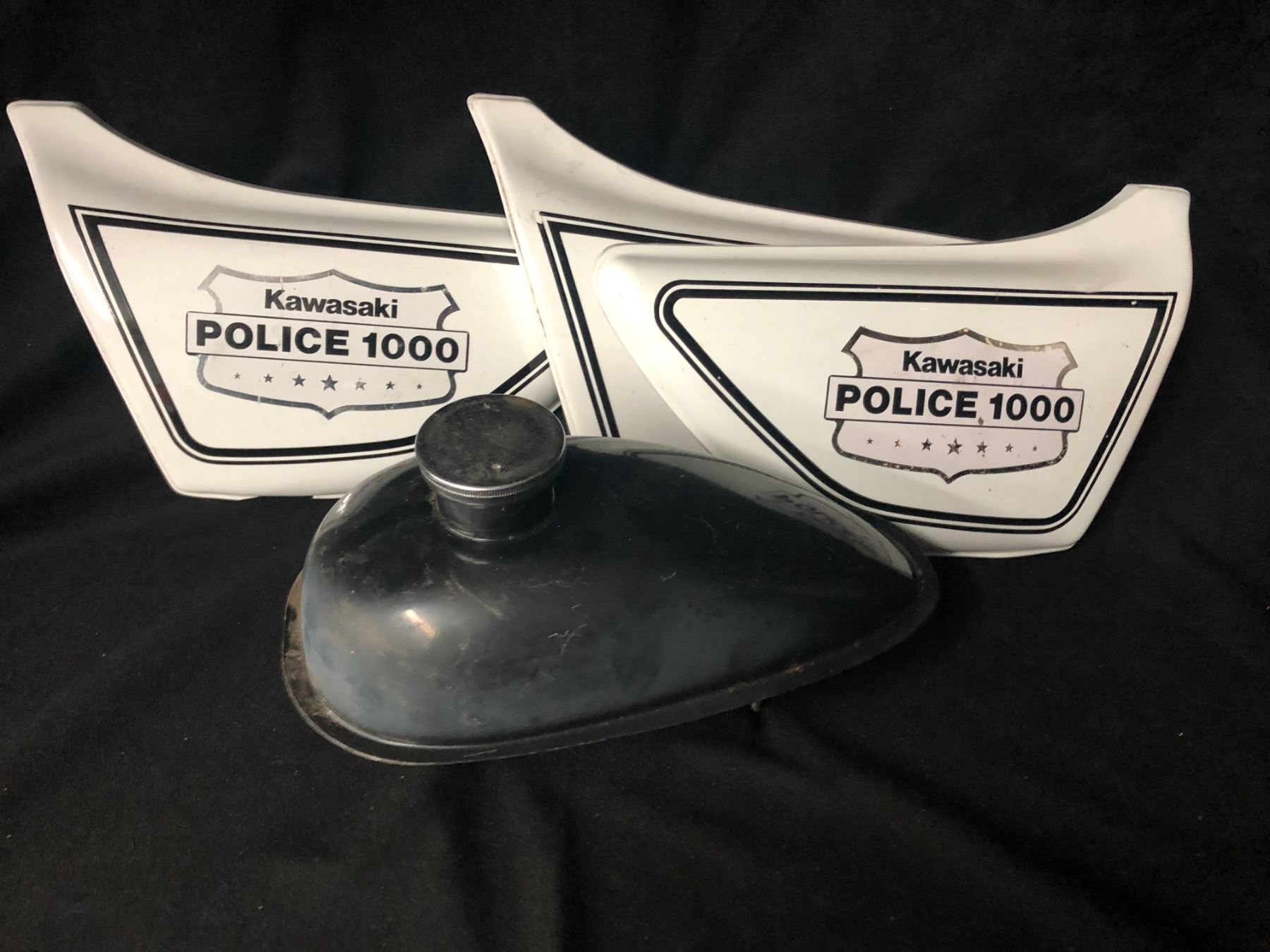 VINTAGE KAWASAKI POLICE MOTORCYCLE PARTS LOT (GAS TANK/ COVERS...)