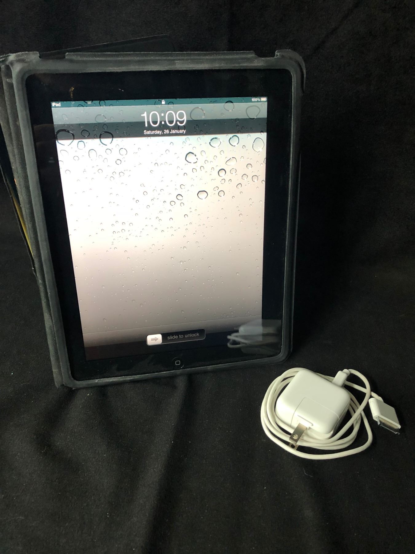 1ST GENERATION IPAD W/ POWER CABLE (UNLOCKED)