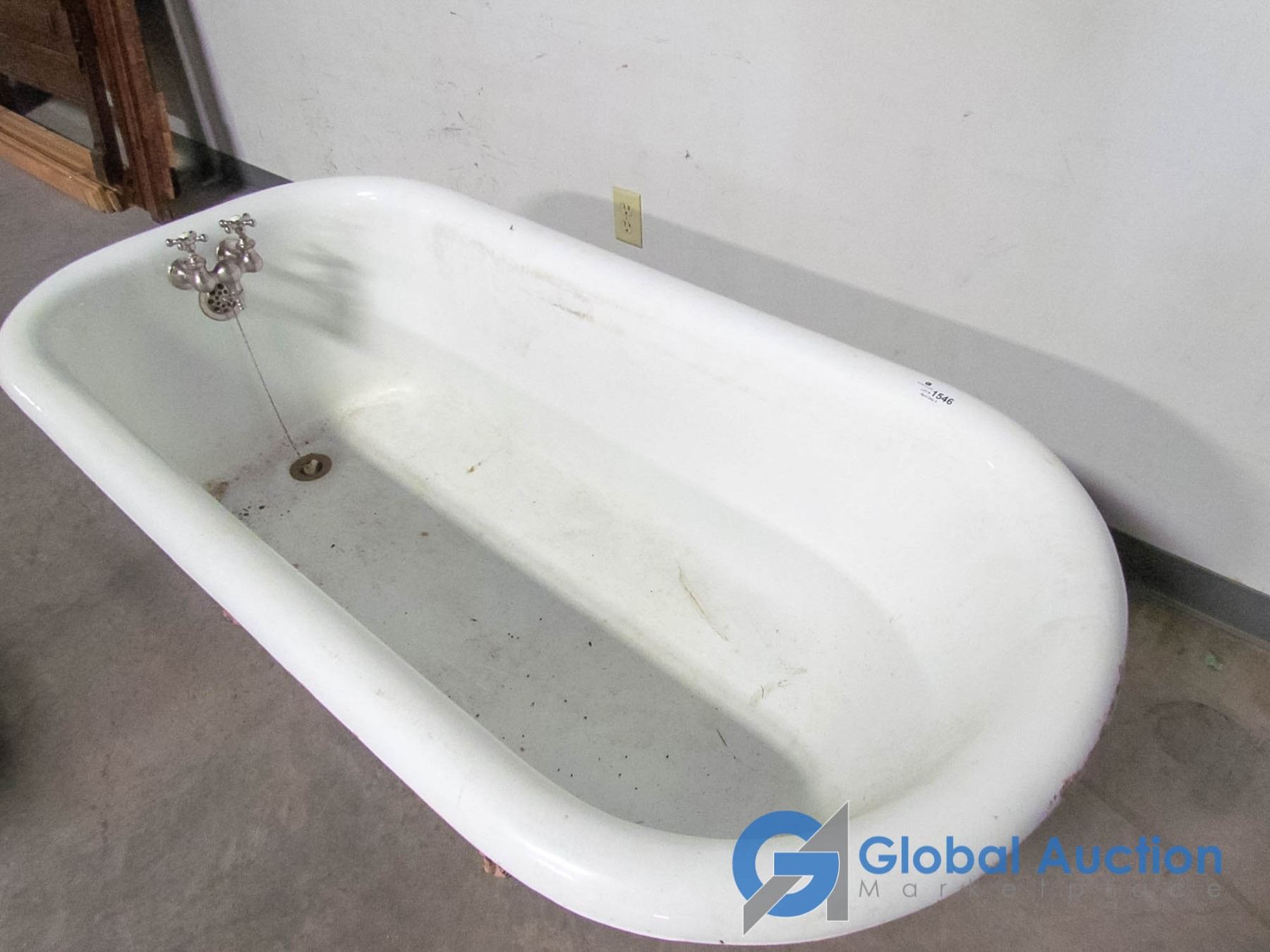 Porcelain Enameled Cast Iron Clawfoot Tub w/Matching Feet & Faucets