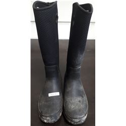 PAIR OF RUBBER BOOTS