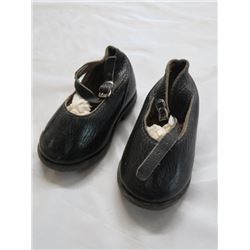 CHILD'S SHOES SIZE 2 (NEOLITE LEATHER, FROM 1940s, BUCKLE)