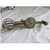 Image 7 : 3 VINTAGE EGG BEATERS