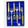 Image 2 : BOXED SET OF DUTCH BLUE FORKS & PAIR OF MINIATURE DUTCH SHOES