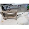 Image 4 : WOODEN CLOTHES WRINGER (ACE)