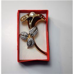 20)  VINTAGE GOLD TONE WITH PEARL &