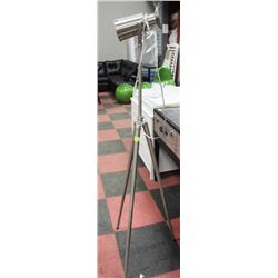 SHOWHOME TRIPOD LAMP