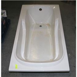 UNUSED FIBREGLASS BATHTUB