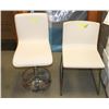 Image 1 : LOT OF 2 ASSORTED WHITE SHOWHOME SIDE CHAIRS