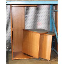 PAIR OF DESKS WITH 4 MATCHING CORNER PIECES