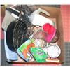 Image 1 : LARGE BOX W/HOUSEHOLD ITEMS INCL.