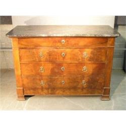 Une commode d’époque Restauration en noyer, vers 1825, le plateau de marbre gris au-dessus de quatre