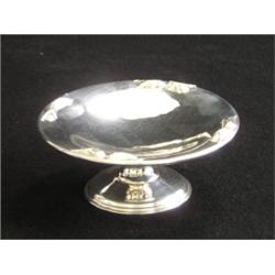 Une petite coupe sur pied en argent de Petersen, le rebord orné de six épis de maïs.