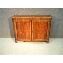 Un buffet d’époque George IV en acajou à filets de buis et de bois noirci vers 1825, muni d’une pair