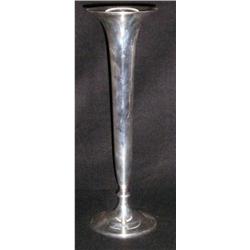 Un vase cornet en argent par S. Kirk & Son, Inc., (lesté).