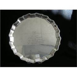 Un plateau circulaire chantourné en argent de Birks.