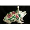 Image 1 : Un cochon accroupi en faïence dans le genre de Wemyss, le corps orné de roses chou et d’un papillon.