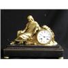 Image 1 : Une horloge vers 1900, la base en marbre noir supportant un sujet en bronze représentant une jeune f