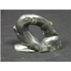Image 1 : Une sculpture inuit en stéatite représentant un poisson bondissant hors de l’eau, signée: “Qoomaluk”