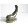 Image 1 : Une sculpture inuit en stéatite représentant une baleine.