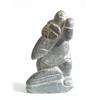 Image 1 : Une sculpture inuit en stéatite représentant un homme saisissant un poisson.