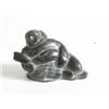 Image 1 : Une sculpture inuit en stéatite représentant un homme se saisissant d’un poisson.