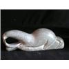 Image 1 : Une sculpture inuit en stéatite représentant un phoque dévorant un poisson, signée: “Lucassie Amm”.