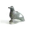 Image 1 : Une sculpture inuit en stéatite représentant un oiseau.