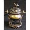 Image 1 : Un koro chinois en bronze patiné du 19e Siècle reposant sur trois chiens Fô, les anses en forme de d