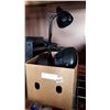 Image 2 : 2 TABLE FANS AND BLACK DESK LAMPS