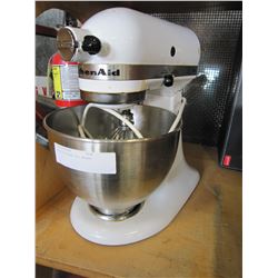 WHITE KITCHEN AID MIXER