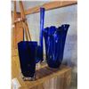 Image 2 : LOT OF BLUE GLASS VASES